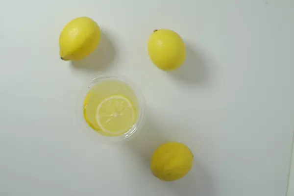 Beyaz arka planda beyaz kasede taze limon