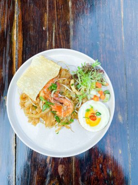 Kızarmış pirinç, karides ve sebzeli.