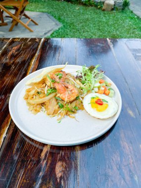 Yumurtalı ve salatalı kızarmış erişte.