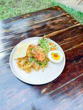 Tayland yemeği, Tayland yemeği, sahanda yumurta, karides ve sebze salatası.