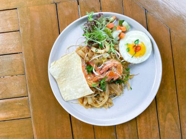Deniz mahsullü makarna, karides ve mürekkep balığı, yakın çekim.