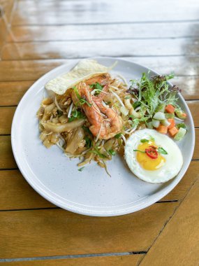 Kızarmış erişte, karides ve kızarmış yumurta.