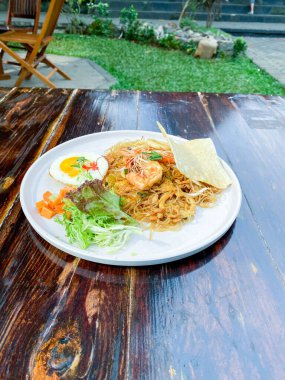 Tayland sokak yemekleri kızarmış yumurtalı erişte, domuz eti, karides, yumurta, Tayland sokak yemekleri..