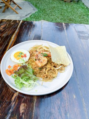 Tayland yemeği kızarmış tavuk ve kızarmış pirinç ile karides..