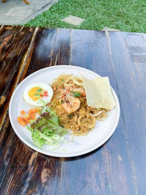 Kızarmış karidesli makarna