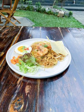 Karides ve sebzeli kızarmış erişte.