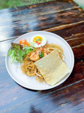 Tayland usulü pirinç, domuz eti ve sahanda yumurta.