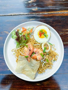 Tayland eriştesi, karides, kızarmış erişte, yumurta ve sebze..