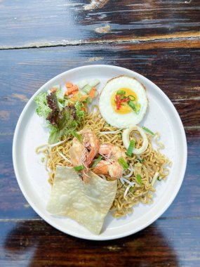 Tayland yemeği kızarmış erişte, karides, kızarmış karides, kızarmış erişte, Tayland yemeği tarzı..