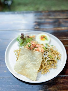 Karidesli Tayland eriştesi