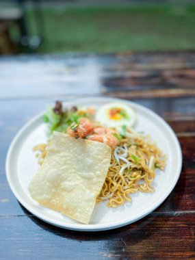 Tayland yemeği, karides ve sebzeli erişte.