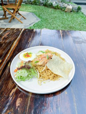 Kızarmış karidesli Tayland eriştesi, kızarmış pilav ve Tayland yemeği.