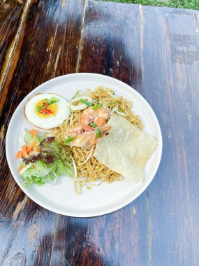 Tayland eriştesi ve yumurtalı karidesli erişte.