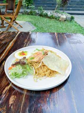 Tabakta karides ve sebzeli kızarmış erişte..