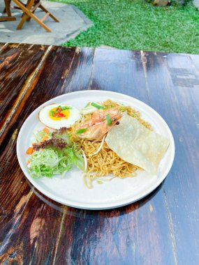 Kızarmış tavuklu erişte ve pilav.