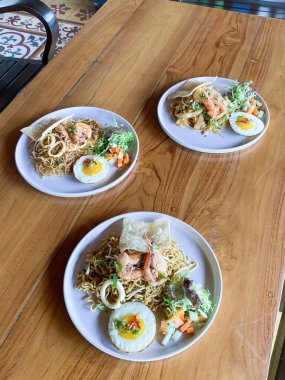 Asya yemeği. Tayland eriştesi, karides, yumurta ve pirinç eriştesi..