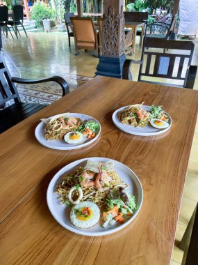 Tahta masada deniz mahsullü Tayland eriştesi.