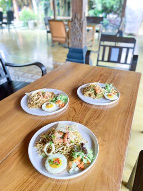 Tayland pilavlı erişte, karides, deniz ürünü, Tayland yemeği.