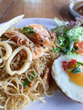 Karides ve sebzeyle kızartılmış erişte.