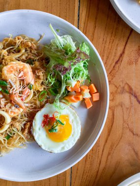 Kızarmış yumurtalı erişte, Tayland eriştesi.