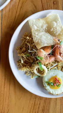 Tayland usulü kızarmış erişte, kızarmış karides, sahanda yumurta, Tayland usulü yumurta.