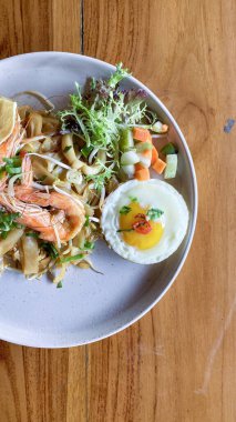 Karides ve sebzeli erişte.