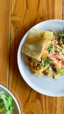 Tayland yemeği, sebzeli erişte.