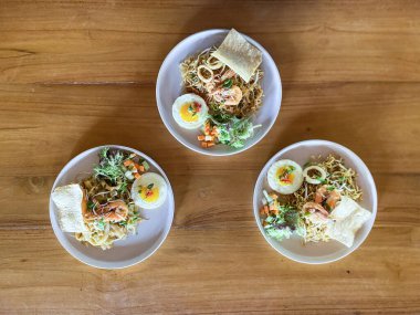 Tavuklu ve sebzeli erişte.