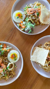 Erişte, kızarmış yumurta, karides, erişte ve erişte..