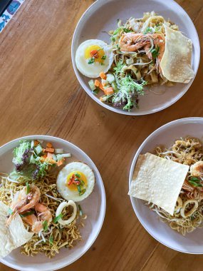 yumurta ve karides kızarmış pilav