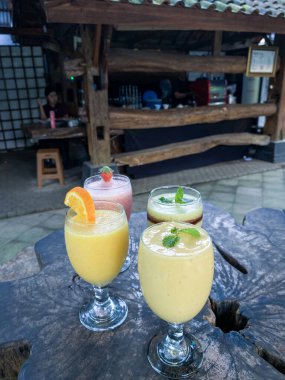 Taze meyve suyu bardakta.