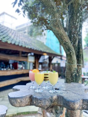 Kafedeki bir masada dondurma.