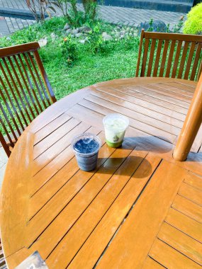 Bahçesinde sandalye olan boş bir masa.