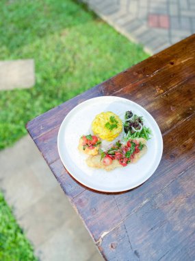 Tahta tabakta kızarmış yumurtalı omlet.