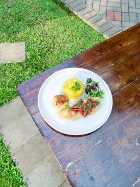 Pirinç ve sebzeli yumurta.