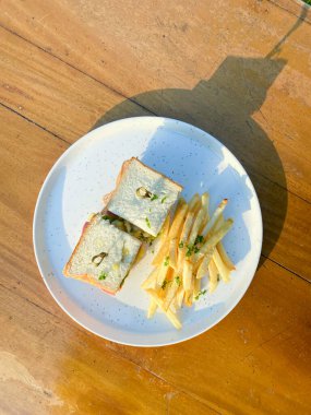 Domuz pastırmalı kızarmış patates.