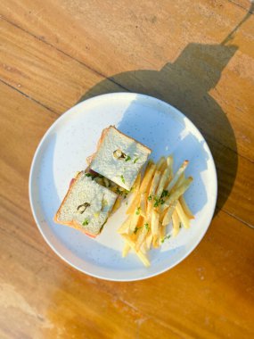 Kızarmış patates, sarımsak ve tuz.