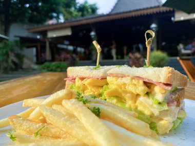 Restoranda kızarmış tavuklu sandviç.