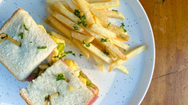 Peynirli kızarmış patates ve tost.