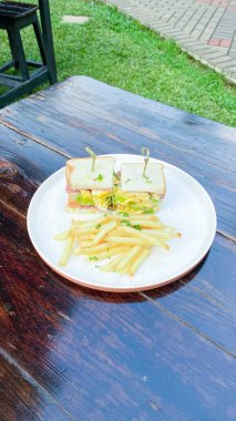 Peynirli sandviç, domates, salatalık ve peynir.