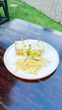 Kızarmış tavuk, sebze ve salata.