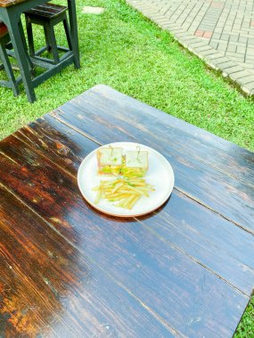 Masada sarımsaklı ve soslu kızarmış tavuk.