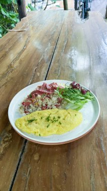 Yumurtalı pilav ve pastırma.