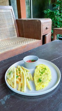 Kızarmış pirinç, kızarmış patates ve kızarmış yumurta.