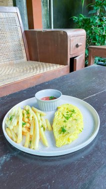 Patates ve peynirli kızarmış tavuk.