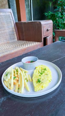 Sebze ve soslu kızarmış tavuk.