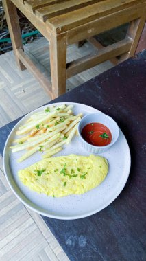 Sahanda yumurtanın mutfak fotoğrafı.