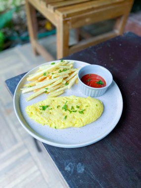 Sarımsaklı yumurta.