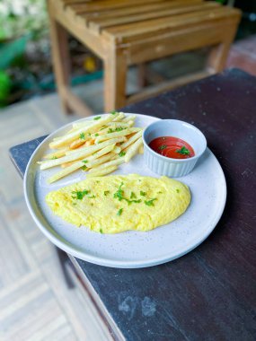 Tayland usulü yumurta ve muzlu köri.