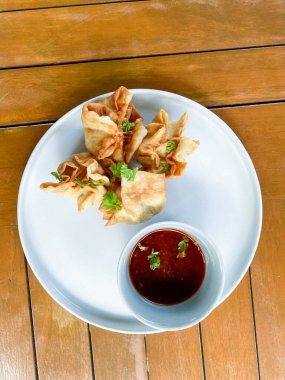 Endonezya mutfağı, kızarmış balık, kızarmış balık, kızarmış tavuk, tabakta servis edilen.